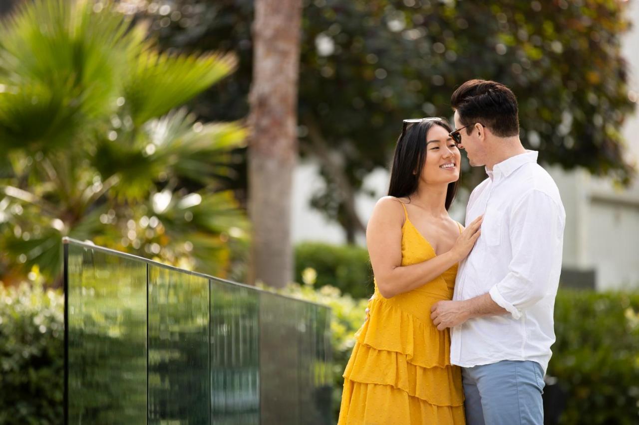 Pullman Magenta Shores Resort Entrance Buitenkant foto A couple in love