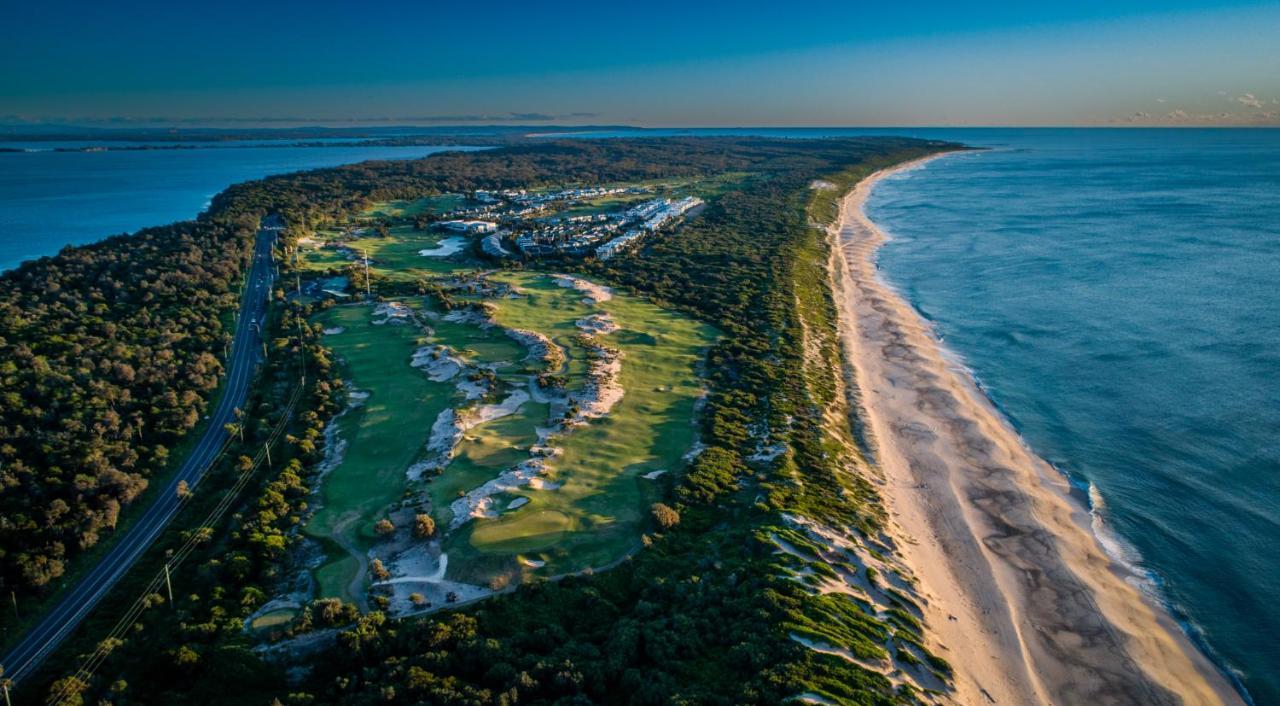 Pullman Magenta Shores Resort Entrance Buitenkant foto Aerial view of the golf course