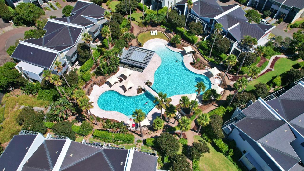Pullman Magenta Shores Resort Entrance Buitenkant foto Aerial view of the pool at the clubhouse