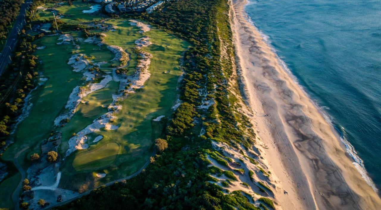 Pullman Magenta Shores Resort Entrance Buitenkant foto Aerial view of the 18th hole at the 2018 U.S. Open