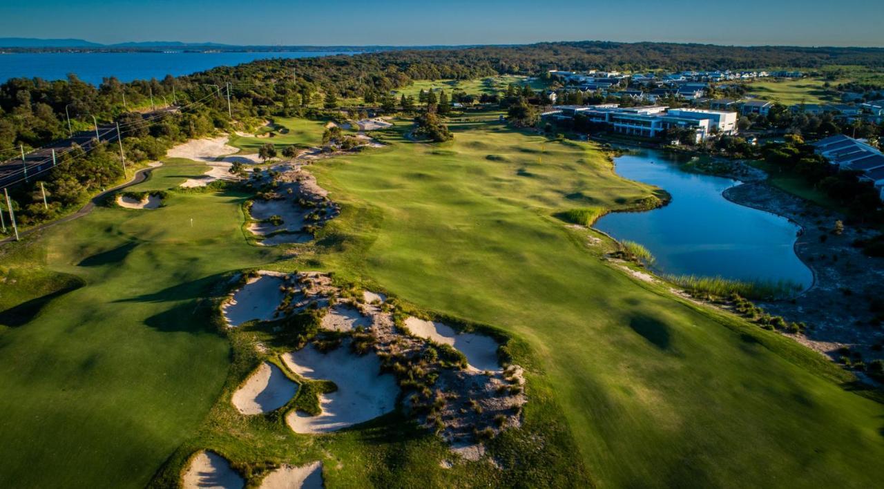 Pullman Magenta Shores Resort Entrance Buitenkant foto Aerial view of the 18th hole at the 2019 U.S. Open