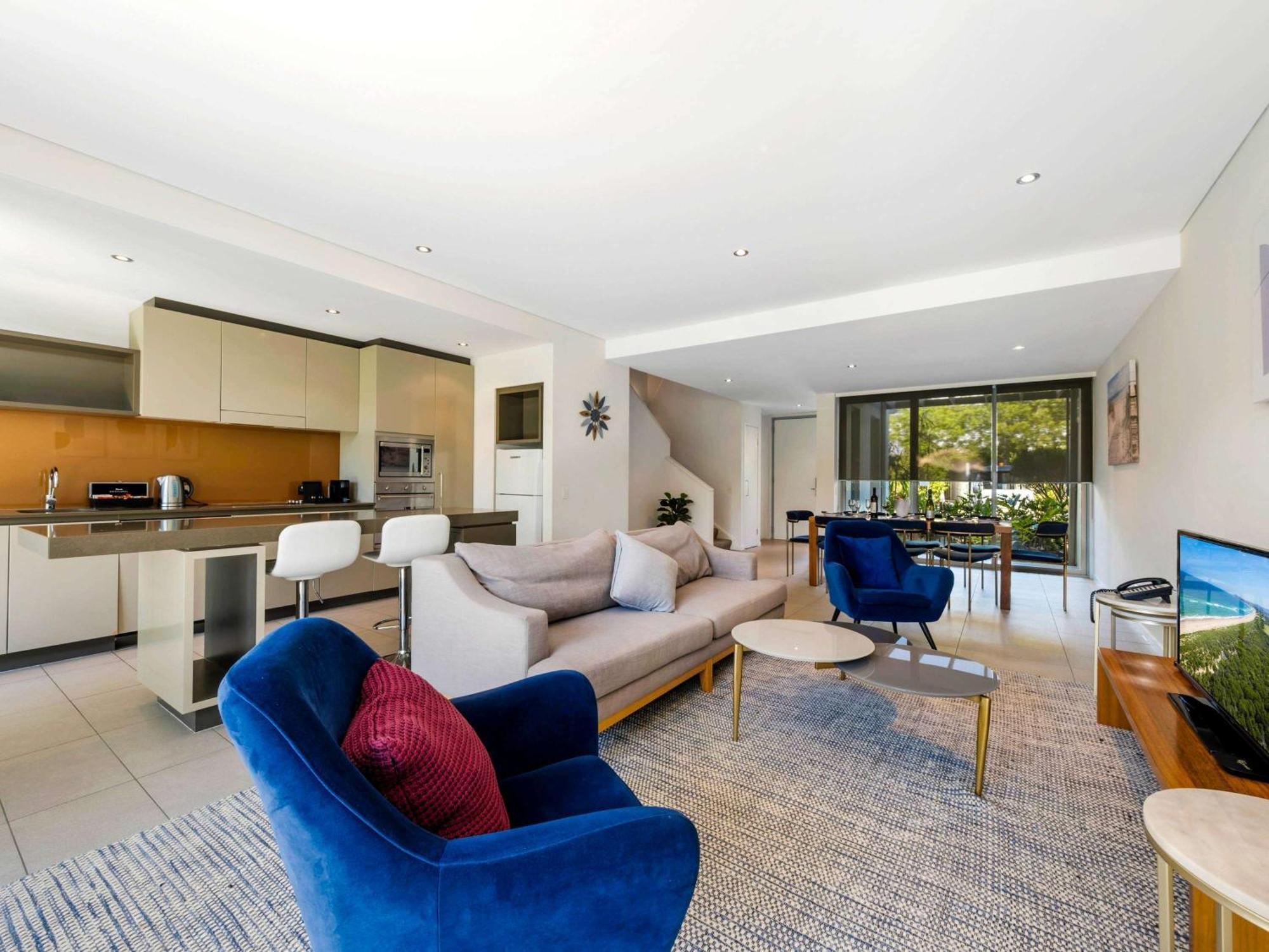Pullman Magenta Shores Resort Entrance Buitenkant foto A living room in a typical apartment