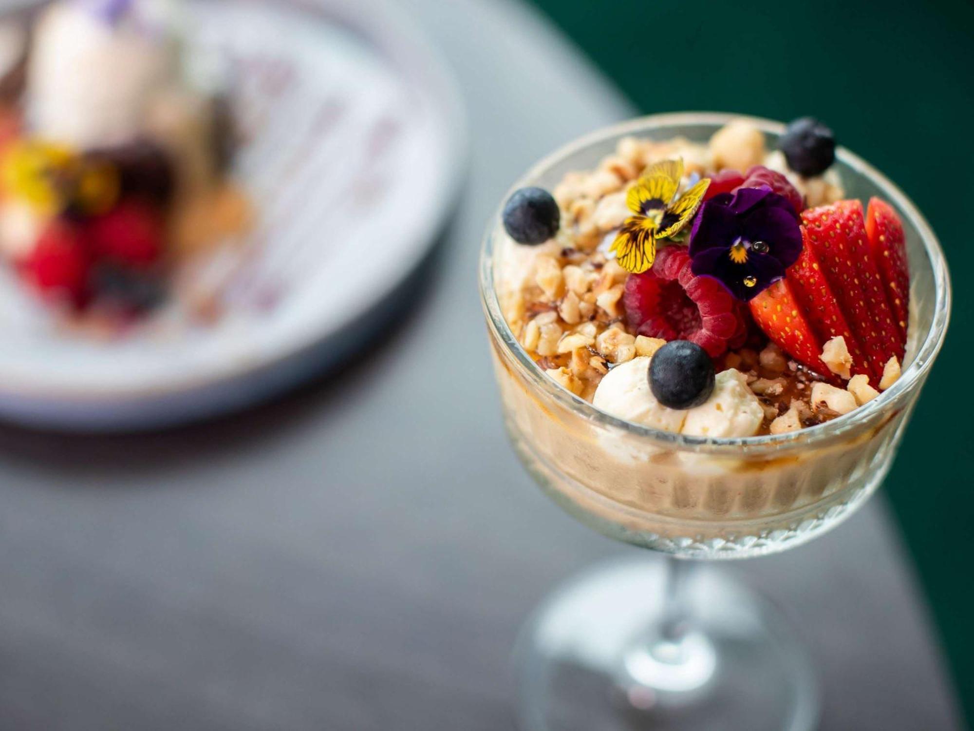 Pullman Magenta Shores Resort Entrance Buitenkant foto A parfait with granola and fruit