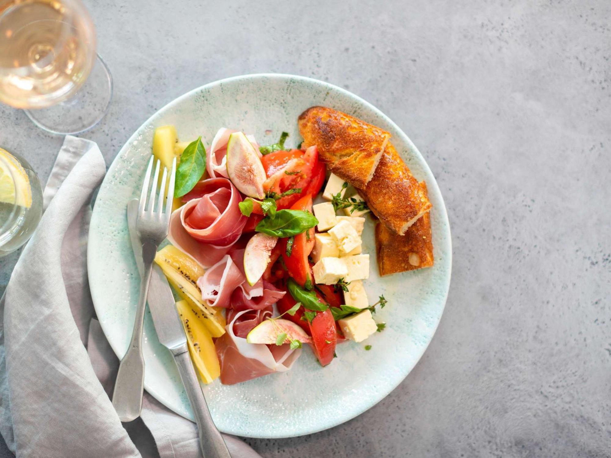Pullman Magenta Shores Resort Entrance Buitenkant foto A plate of ham and cheese