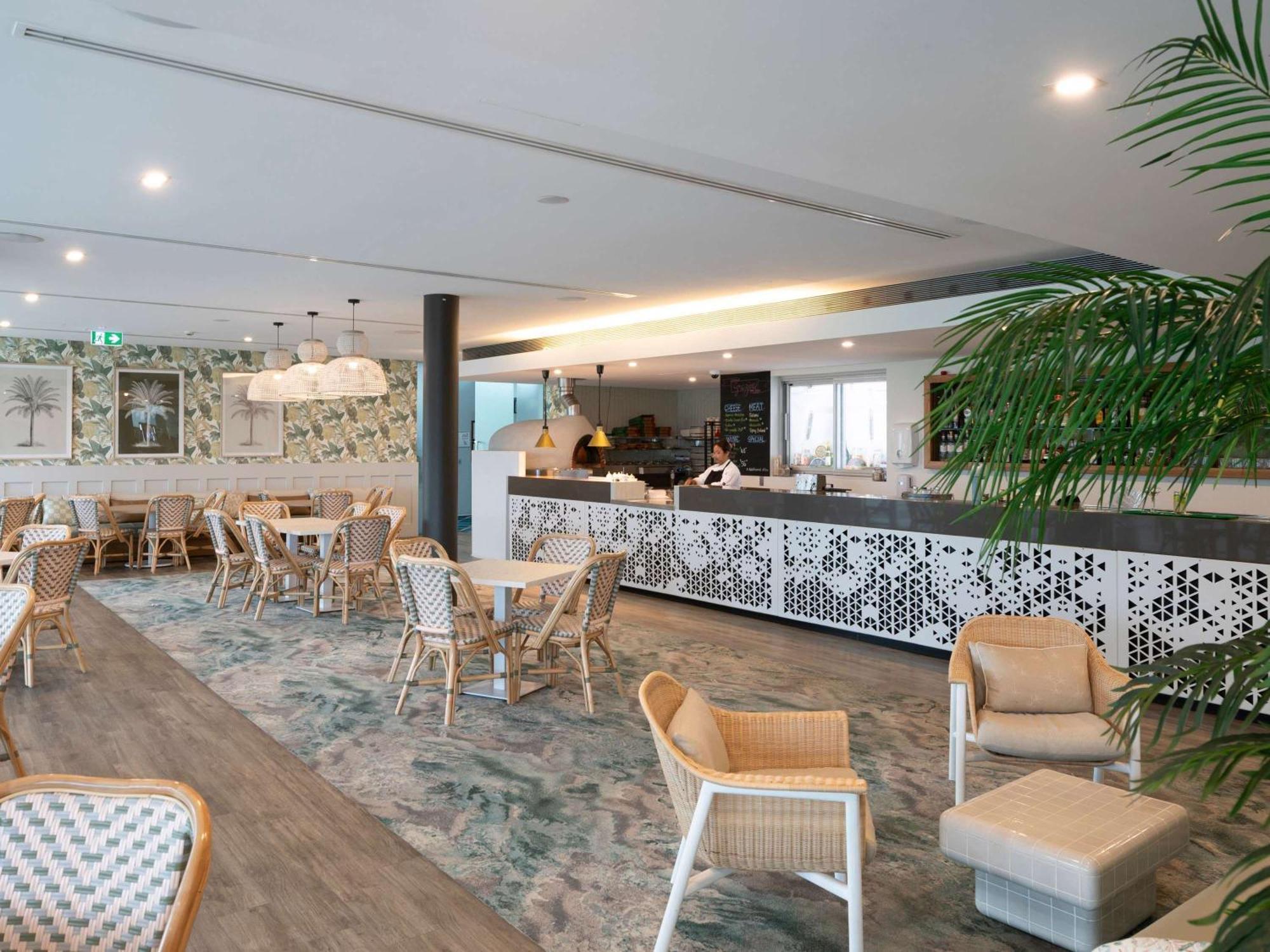 Pullman Magenta Shores Resort Entrance Buitenkant foto The lounge at the airport