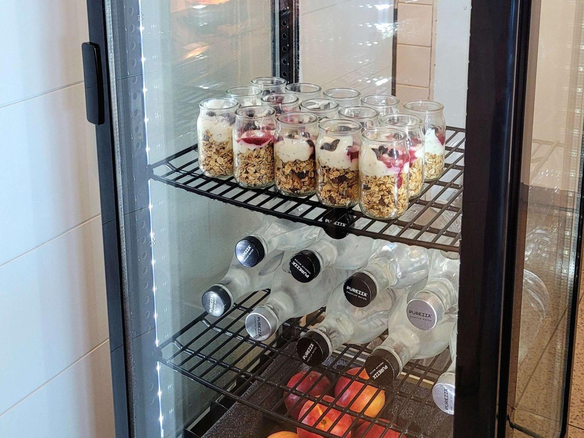 Pullman Magenta Shores Resort Entrance Buitenkant foto A glass door refrigerator