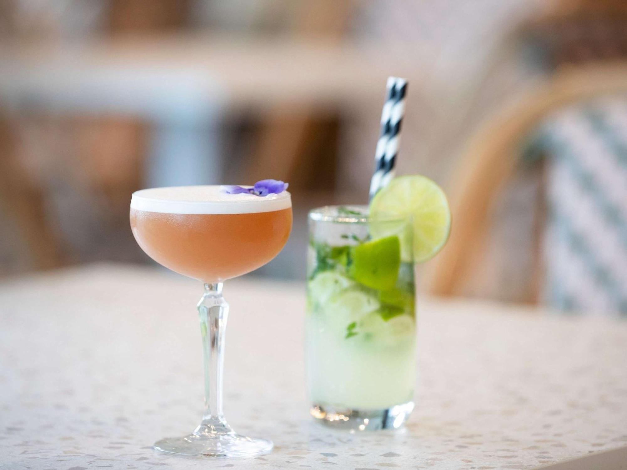 Pullman Magenta Shores Resort Entrance Buitenkant foto A Clover Club (left) and a Mint Julep (right)