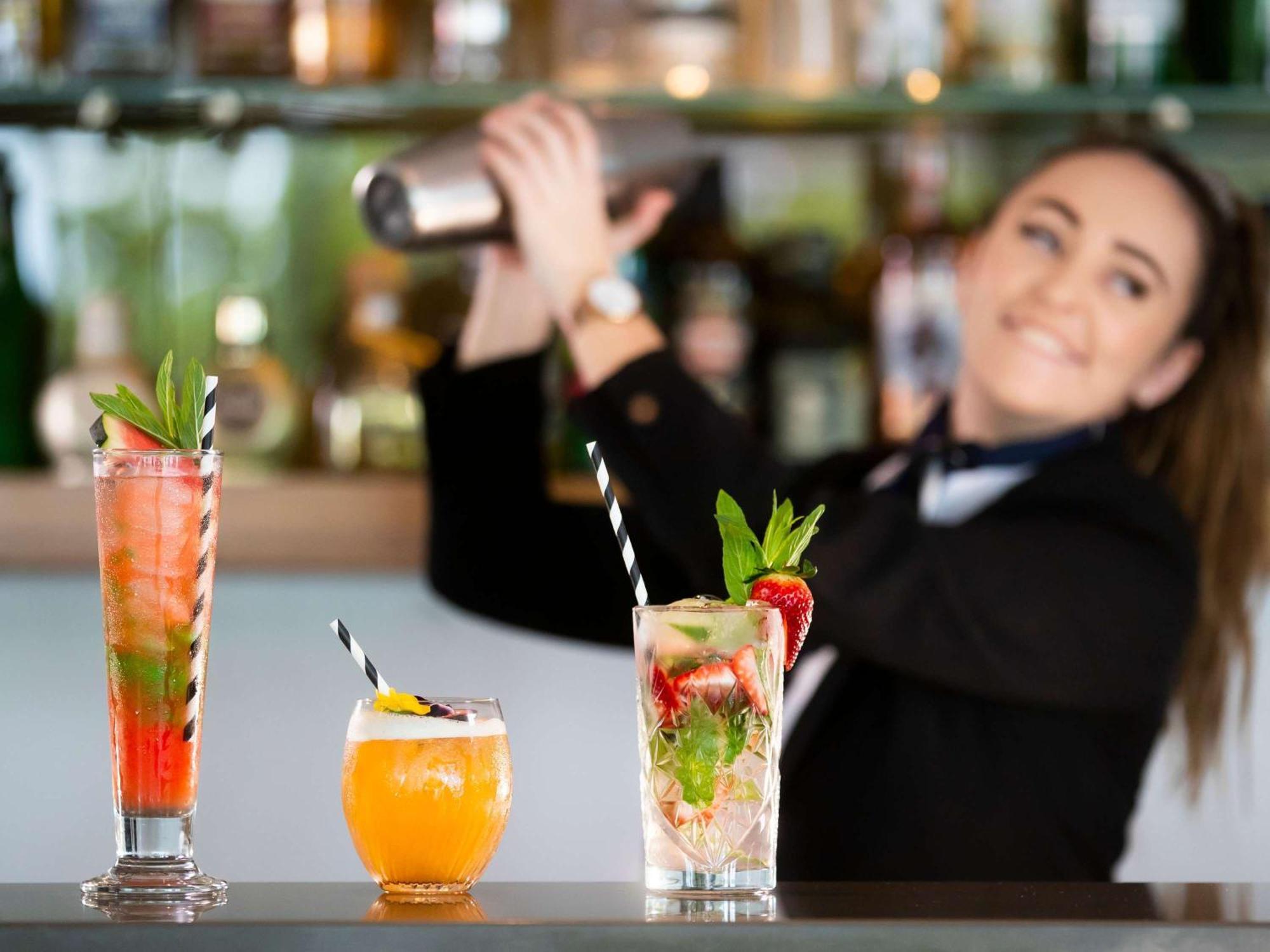 Pullman Magenta Shores Resort Entrance Buitenkant foto A bartender shaking a cocktail