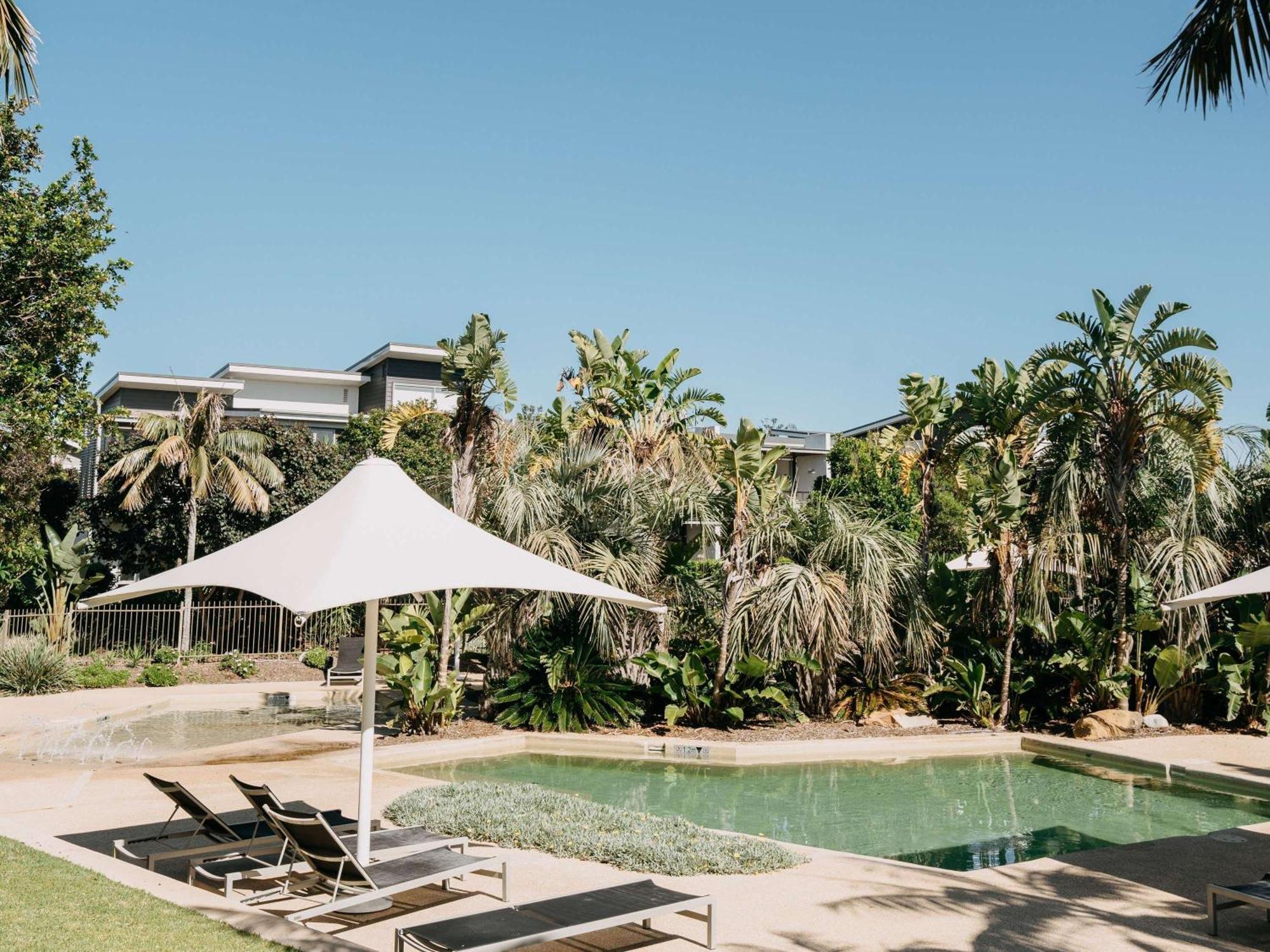 Pullman Magenta Shores Resort Entrance Buitenkant foto The pool at the 1770 Bay Hotel