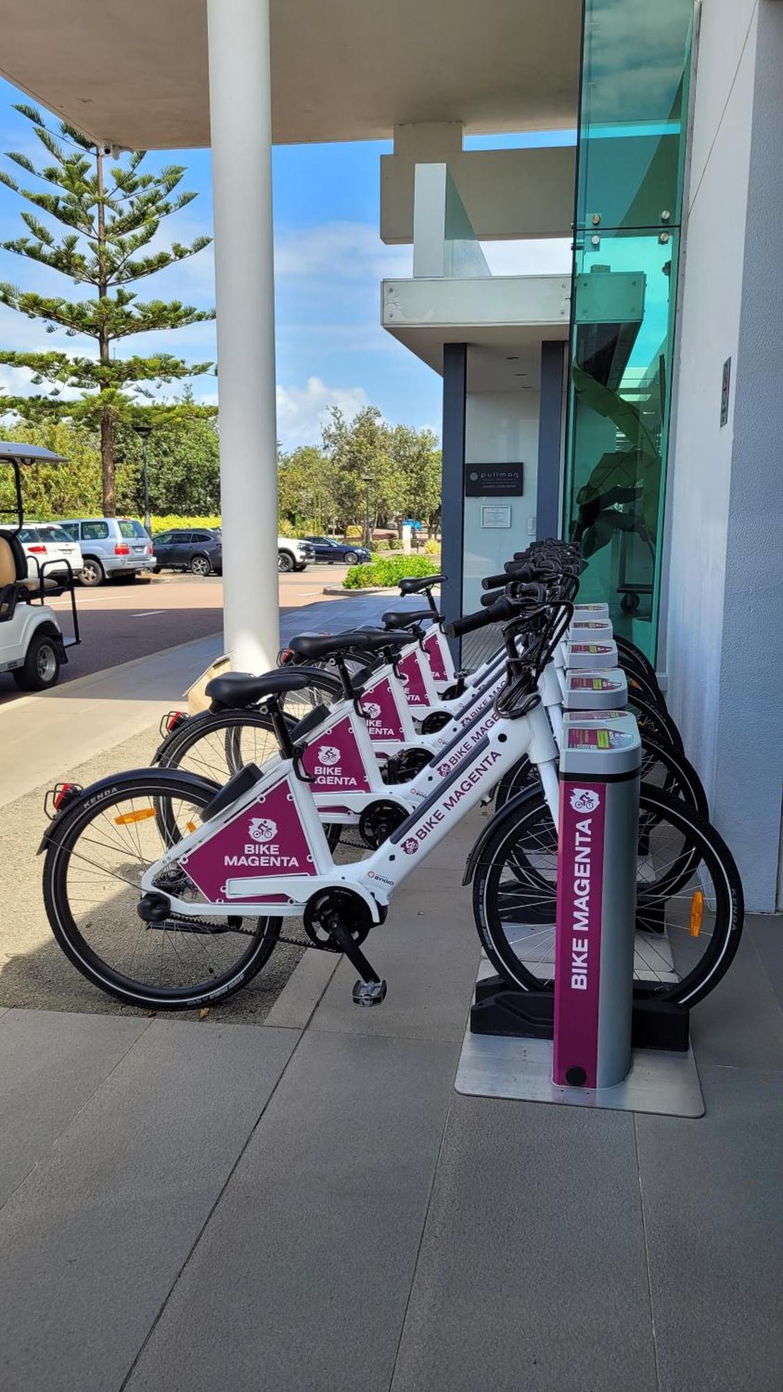 Pullman Magenta Shores Resort Entrance Buitenkant foto Bike share bikes at the University of Queensland, St Lucia campus