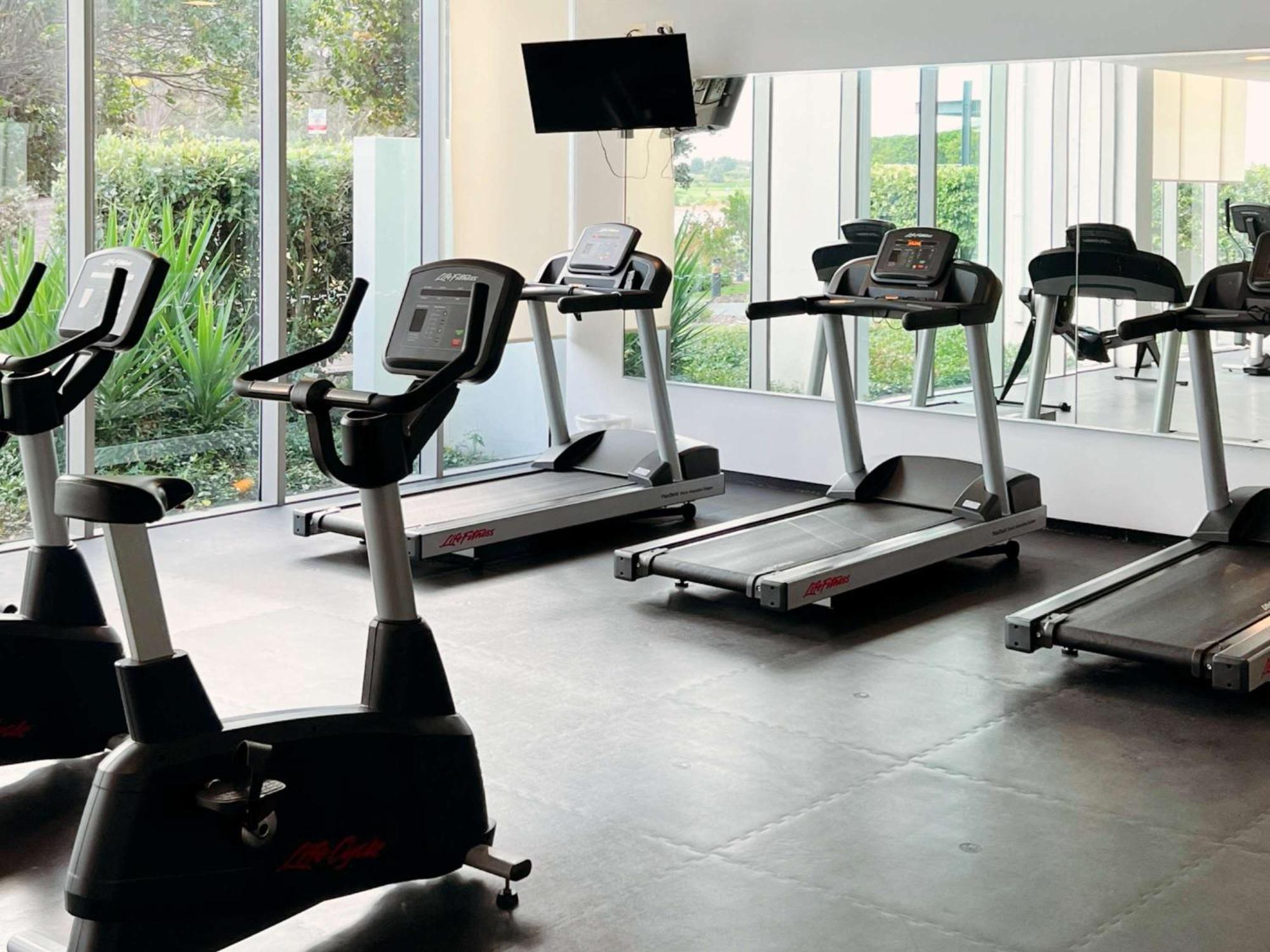 Pullman Magenta Shores Resort Entrance Buitenkant foto A gym at a hotel